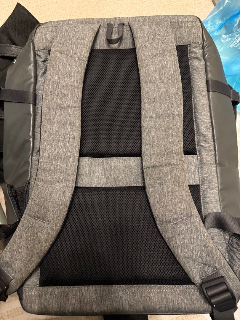 Computer bag / backpack （分類：背包）位於 Hong Kong。 由 charm_gadget 提交（商品編號 1369526748，圖片 3）。簡介： Samsonite Red series Light grey Backpack / Computer bag 容量大，間隔多 可配西裝及便服 。