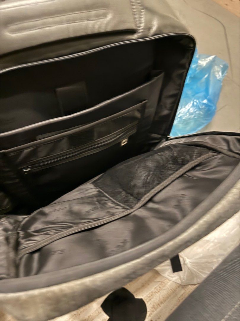 Computer bag / backpack （分類：背包）位於 Hong Kong。 由 charm_gadget 提交（商品編號 1369526748，圖片 2）。簡介： Samsonite Red series Light grey Backpack / Computer bag 容量大，間隔多 可配西裝及便服 。
