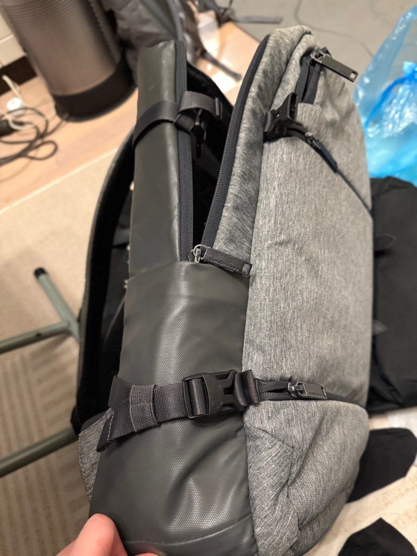 Computer bag / backpack （分類：背包）位於 Hong Kong。 由 charm_gadget 提交（商品編號 1369526748，圖片 4）。簡介： Samsonite Red series Light grey Backpack / Computer bag 容量大，間隔多 可配西裝及便服 。