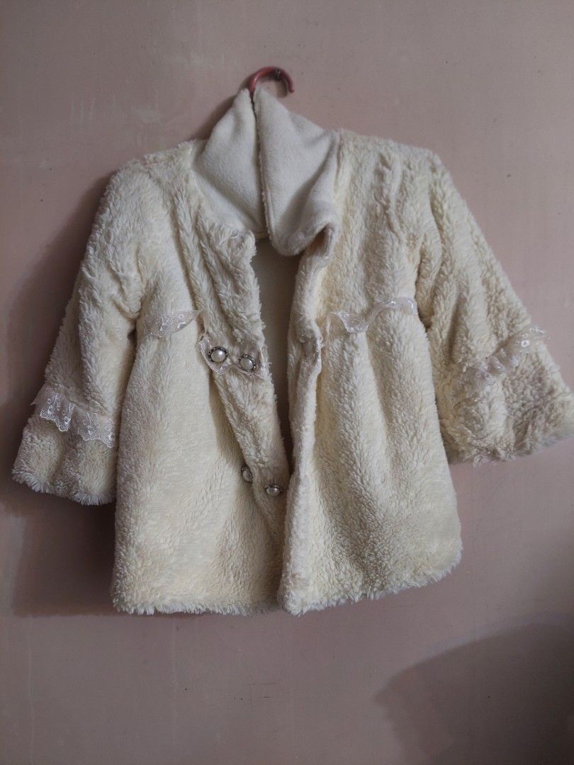 Cream fur coat for kids (Category: Coats, Jackets and Outerwear) located in Cavite. Submitted by marccassy (Listing ID 1369661278, Image 2). Description: bought preloved for travel perfect for 5 years old and above.
