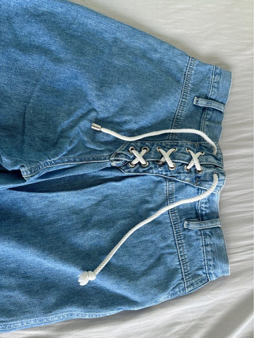 Denim Jeans with White Back Details (Category: Jeans) located in Manila. Submitted by declutteringboop (Listing ID 1369579662, Image 2). Description: - cutest back detail - for tall people .