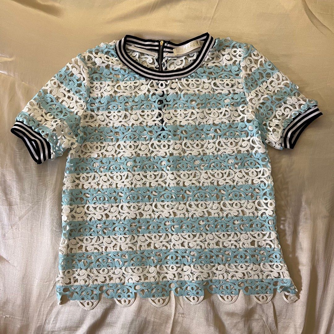 Floral Hollow Out Top (Category: Blouses) located in Manila. Submitted by evyyp (Listing ID 1369629407, Image 1). Description: - with zipper at the back - size: S-M - length: around 21 inches - flaw: little stains on the inside, not noticeable when worn 📍malate, manila mop: gcash only.