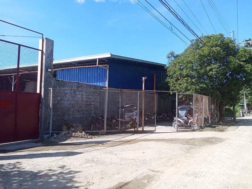 RUSH / FIRE SALE BULACAN WAREHOUSE (Category: Commercial) located in Las Pinas. Submitted by listingsbyjeanne (Listing ID 1369503663, Image 3). Description: *RUSH SALE / Motivated Seller of Bulacan Ready Useable Warehouse* Bulacan Warehouse near Balagtas Bypass toll exit LA: 4409 sqm W/ an office, 8 truck garage W/ Ph3 electrical wiring Near restaus, gas station etc. Barangay road is accessible by 40ft container trucks Lowered to 75M from 90M! 09