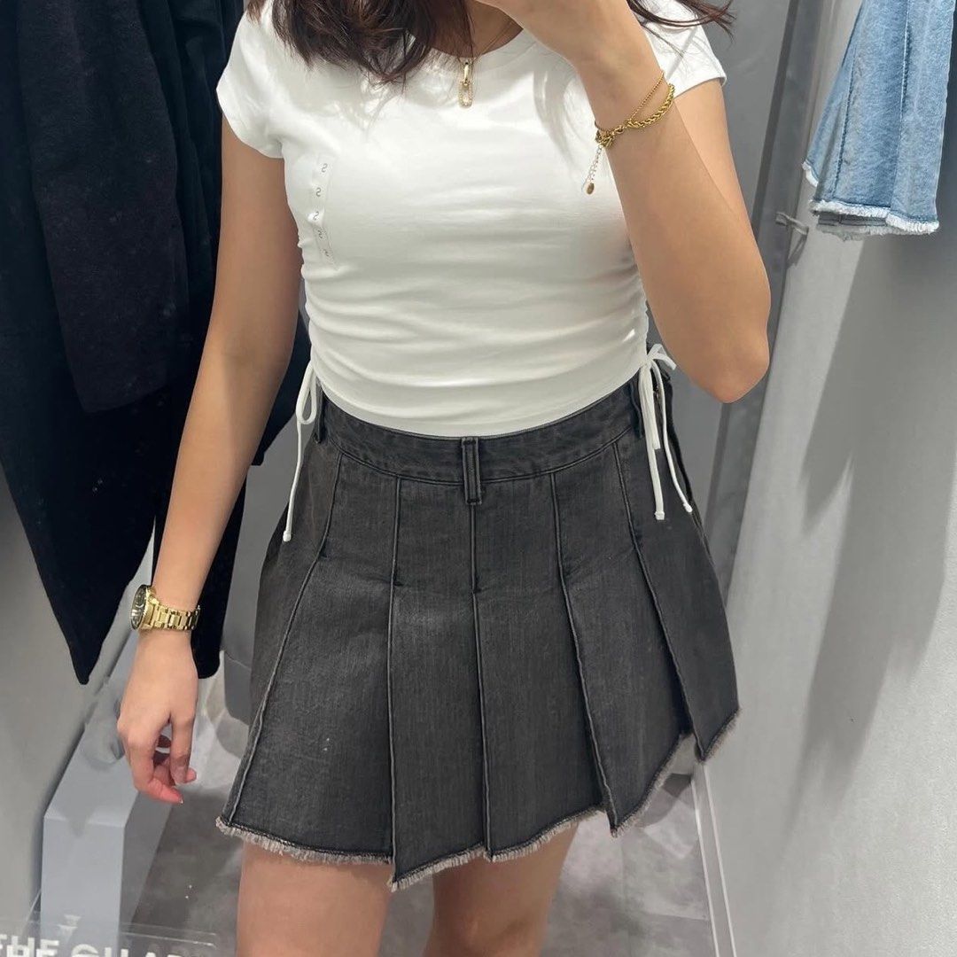 GU Uniqlo Pleated Skirt (Category: Skirts) located in Taguig. Submitted by intransitforyou (Listing ID 1369637527, Image 1). Description: .