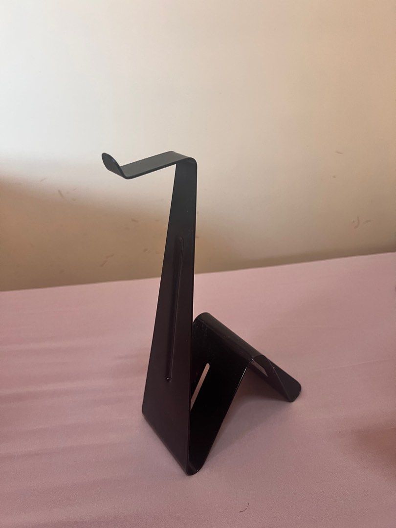 Headphone Stand Holder (Category: Other Audio Equipment) located in Singapore. Submitted by dardarlings (Listing ID 1369606436, Image 1). Description: Selling for $7.5 Sleek & clean design :3.