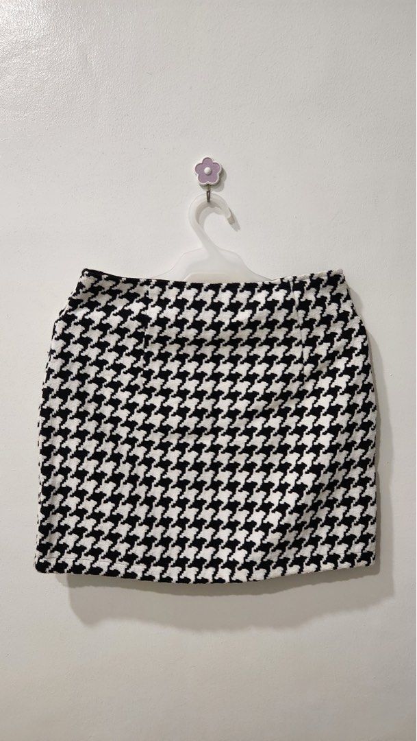 Houndstooth Black and White Skirt (Category: Skirts) located in Taguig. Submitted by _handydandy (Listing ID 1369647308, Image 3). Description: Never worn S-M W28-30 in.