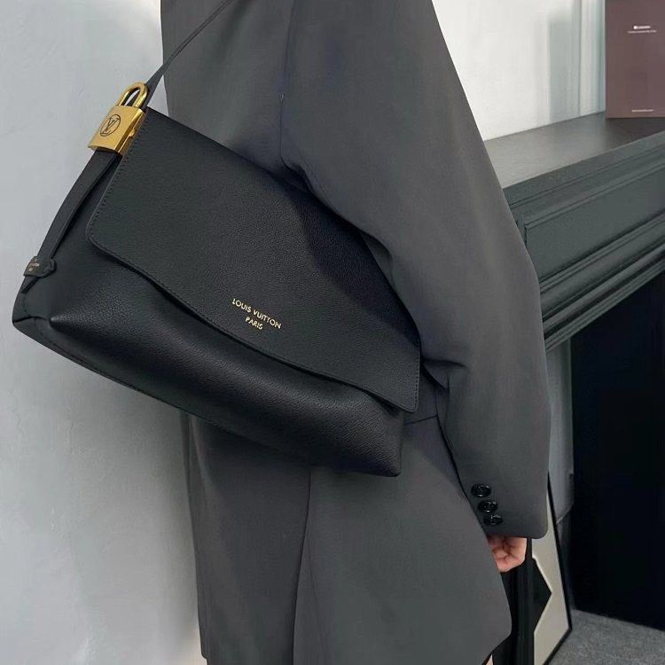 LV messenger bag (Category: Luxury Bags & Wallets) located in Manila. Submitted by levelup0 (Listing ID 1369602120, Image 1). Description: .
