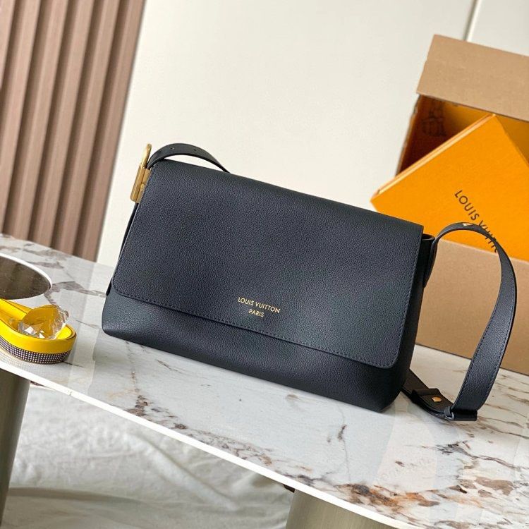 LV messenger bag (Category: Luxury Bags & Wallets) located in Manila. Submitted by levelup0 (Listing ID 1369602120, Image 3). Description: .