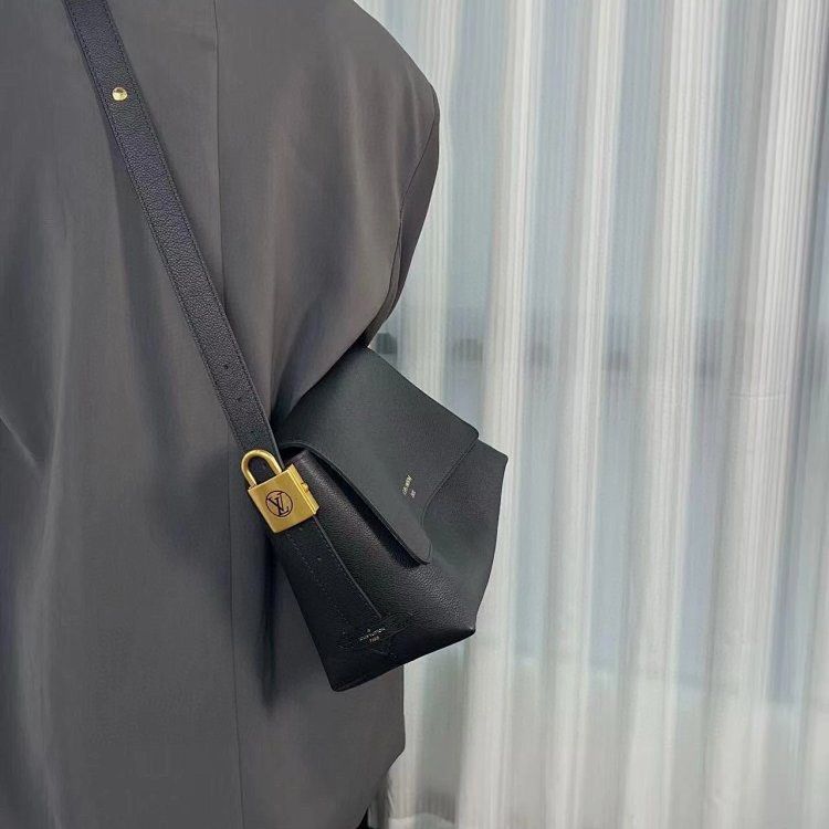 LV messenger bag (Category: Luxury Bags & Wallets) located in Manila. Submitted by levelup0 (Listing ID 1369602120, Image 2). Description: .
