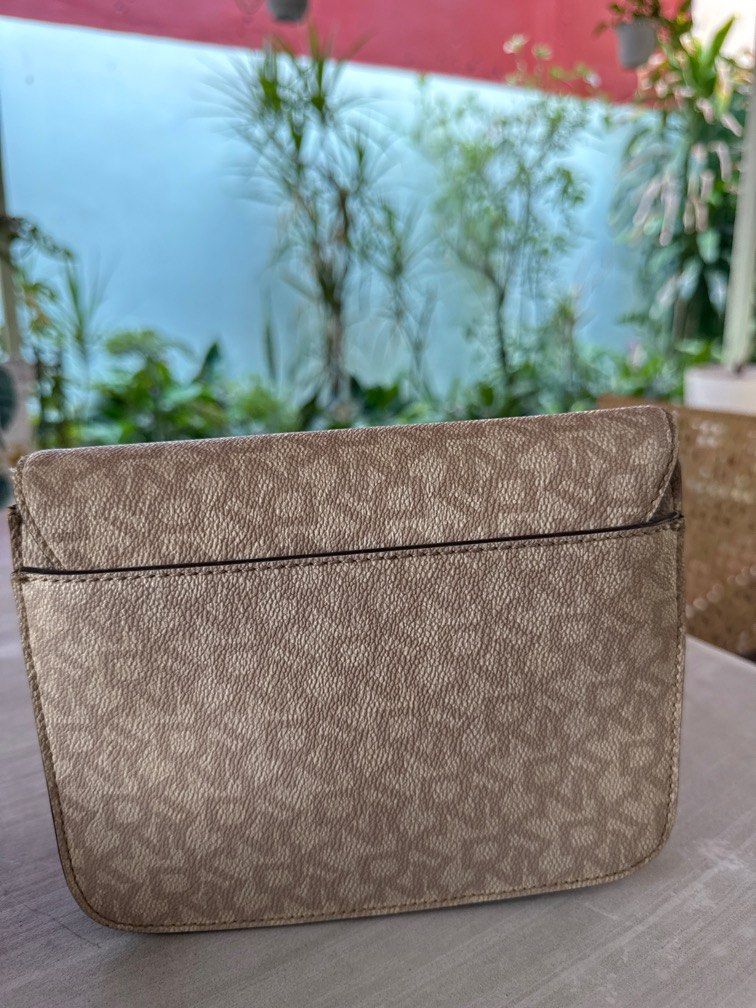 Original DKNY Sling bag beige color (Category: Clutches) located in Manila. Submitted by danipoli (Listing ID 1369509998, Image 2). Description: Original DKNY Sling bag Beige Preloved but not abused Can pass as brand new Rfs: decluttering .