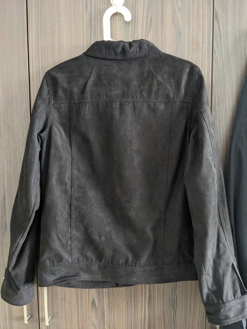 Pull & Bear Jacket (Category: Coats, Jackets and Outerwear) located in Seremban. Submitted by kmlzfrn (Listing ID 1369547884, Image 2). Description: Pull & Bear Jacket Velvet material Used once 9.9/10 basically new pit 19 length 26 Negotiable.