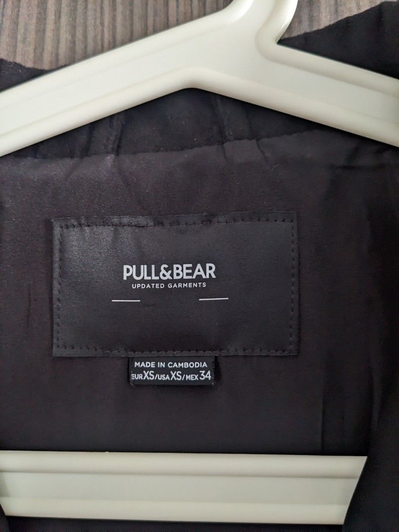 Pull & Bear Jacket (Category: Coats, Jackets and Outerwear) located in Seremban. Submitted by kmlzfrn (Listing ID 1369547884, Image 3). Description: Pull & Bear Jacket Velvet material Used once 9.9/10 basically new pit 19 length 26 Negotiable.