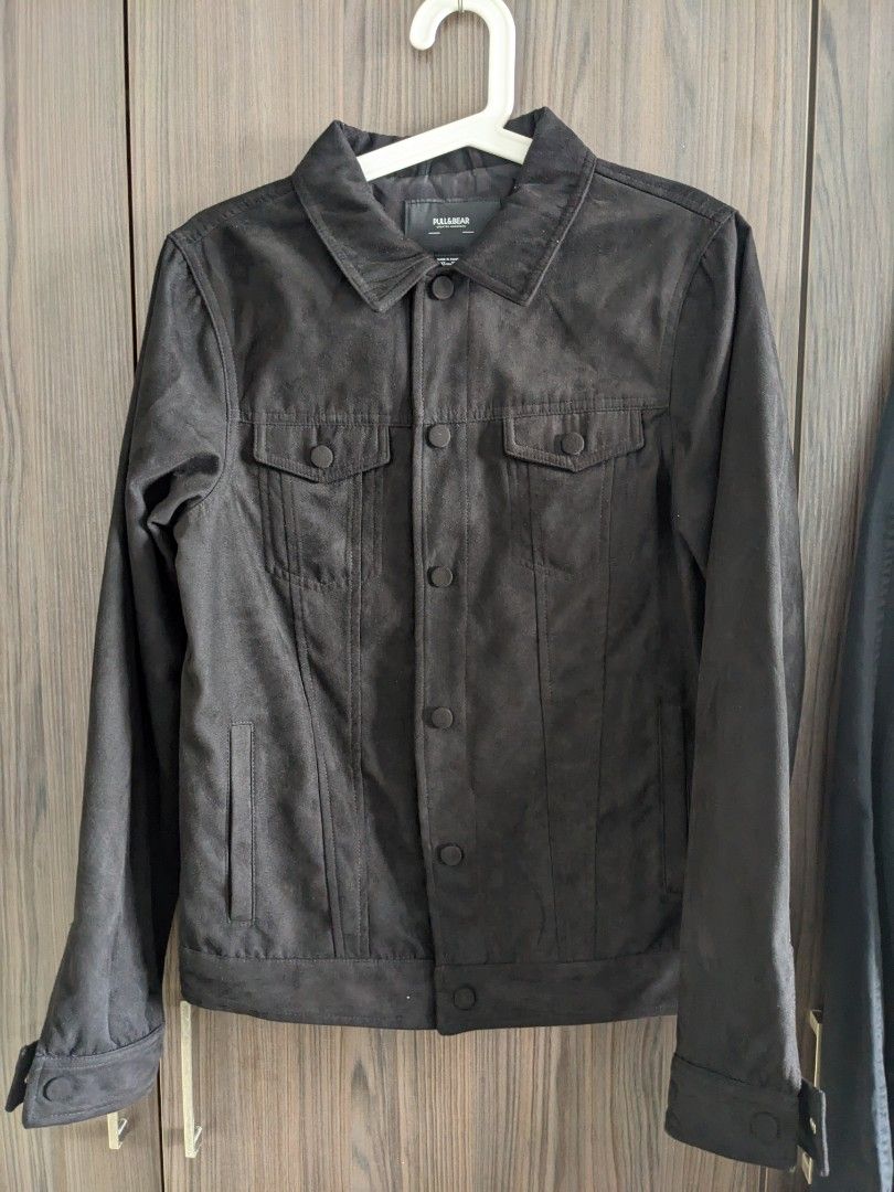 Pull & Bear Jacket (Category: Coats, Jackets and Outerwear) located in Seremban. Submitted by kmlzfrn (Listing ID 1369547884, Image 1). Description: Pull & Bear Jacket Velvet material Used once 9.9/10 basically new pit 19 length 26 Negotiable.