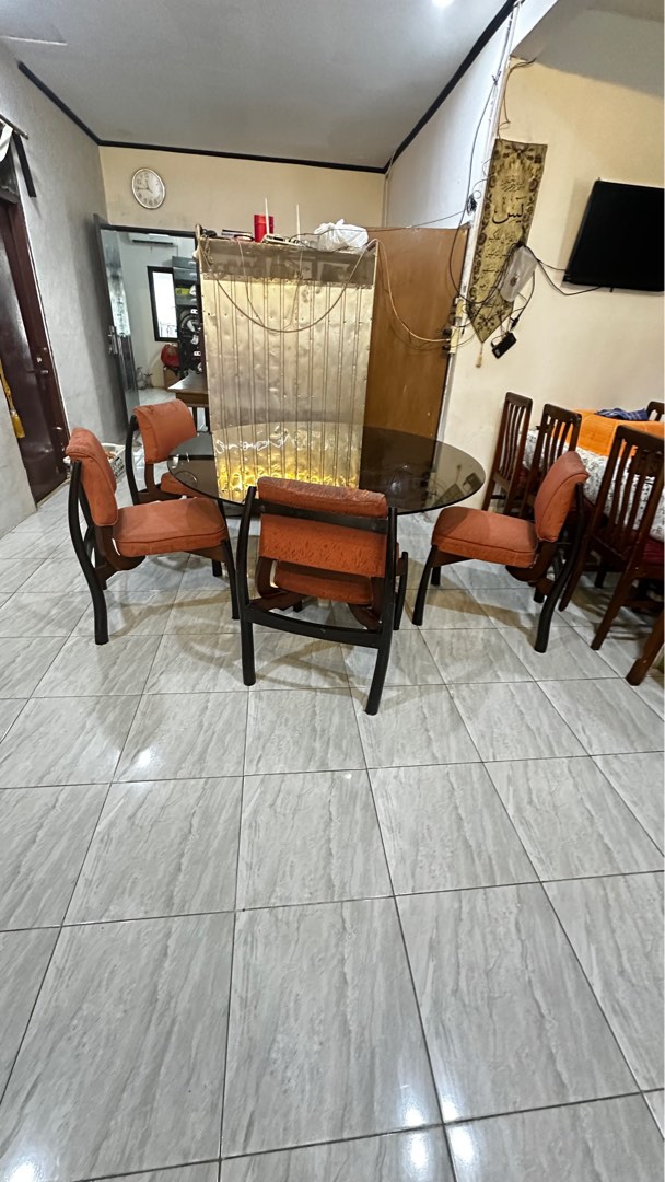 Round Table Kaca Round table meja makan kaca, Perabotan Rumah di Carousell
