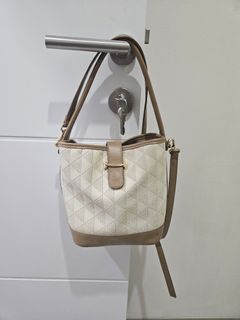 (Kategori: ) berada di . Dikirim oleh hellobreeze (ID iklan 1369666575, Gambar 1). Deskripsi: .