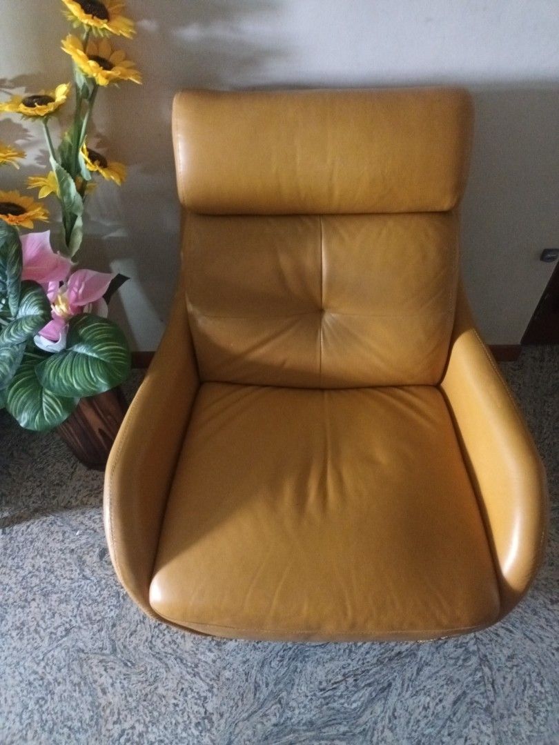 Sofa (Category: Sofas) located in Singapore. Submitted by timtom1234 (Listing ID 1369556864, Image 3). Description: single seater revolving leather sofa in good condition.