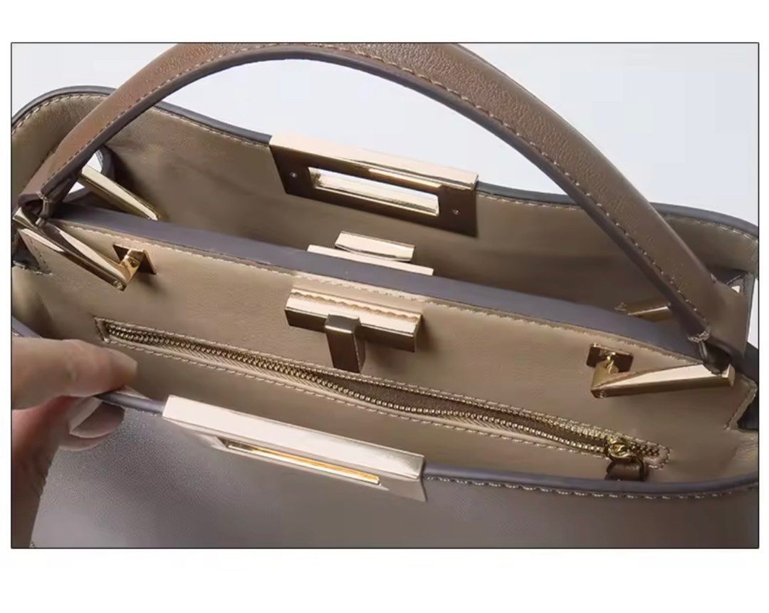 Vasono Peekaboo bag White Small Size (Category: Cross-body Bags) located in Manila. Submitted by preloved.jp (Listing ID 1369514606, Image 3). Description: .