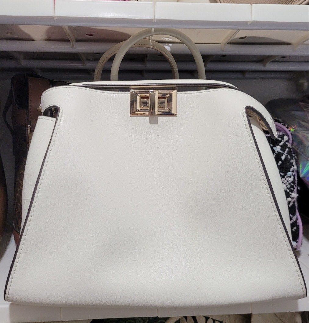Vasono Peekaboo bag White Small Size (Category: Cross-body Bags) located in Manila. Submitted by preloved.jp (Listing ID 1369514606, Image 1). Description: .