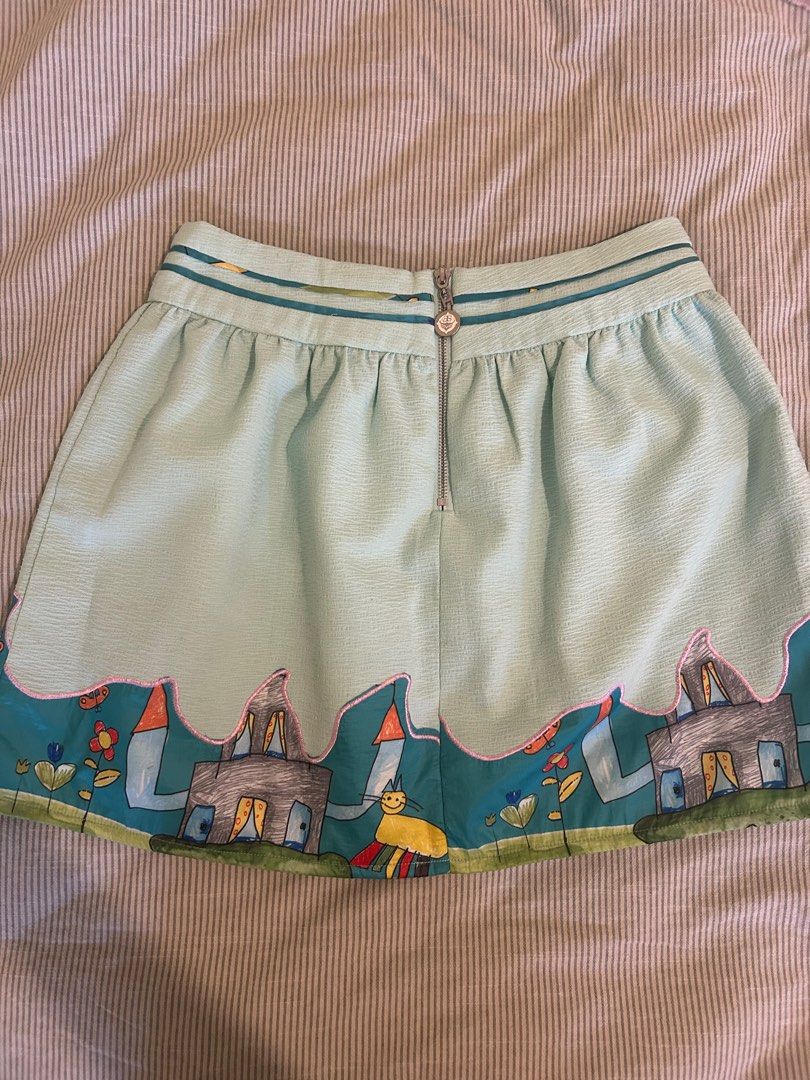 Viktor & Rolf Appliqué mini skirt (Category: Skirts) located in Paranaque City. Submitted by misstinay (Listing ID 1369503622, Image 3). Description: Had this skirt for a very long time. Brocade material with nylon appliqués So cute!! But I feel like I’m getting a bit old for it 🙈 Waist 29in Length 16inch Tag size: M.