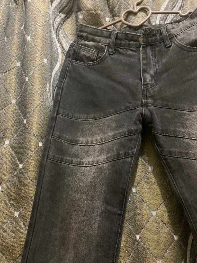 y2k flared jean (Category: Jeans) located in Malabon City. Submitted by becsilog (Listing ID 1369660755, Image 2). Description: Rfs: masikip sakin sa thigh part ko and mahaba for me I used inches for measurements • Waist - 28 • Length - 38 • Thighs - 18 • Flare - 20.