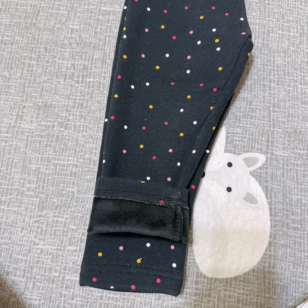 由 gogolittlerabbit (刊登 ID 1369706028，圖片 2) 提交，位於 彰化縣 (Changhua) 的 全新⭐️歐美彩色點點內刷厚毛長褲 18m (類別：嬰兒及兒童流行時尚)，說明：◻️全新僅下水，手感很好微滑面，內刷厚毛冬季很保暖 。