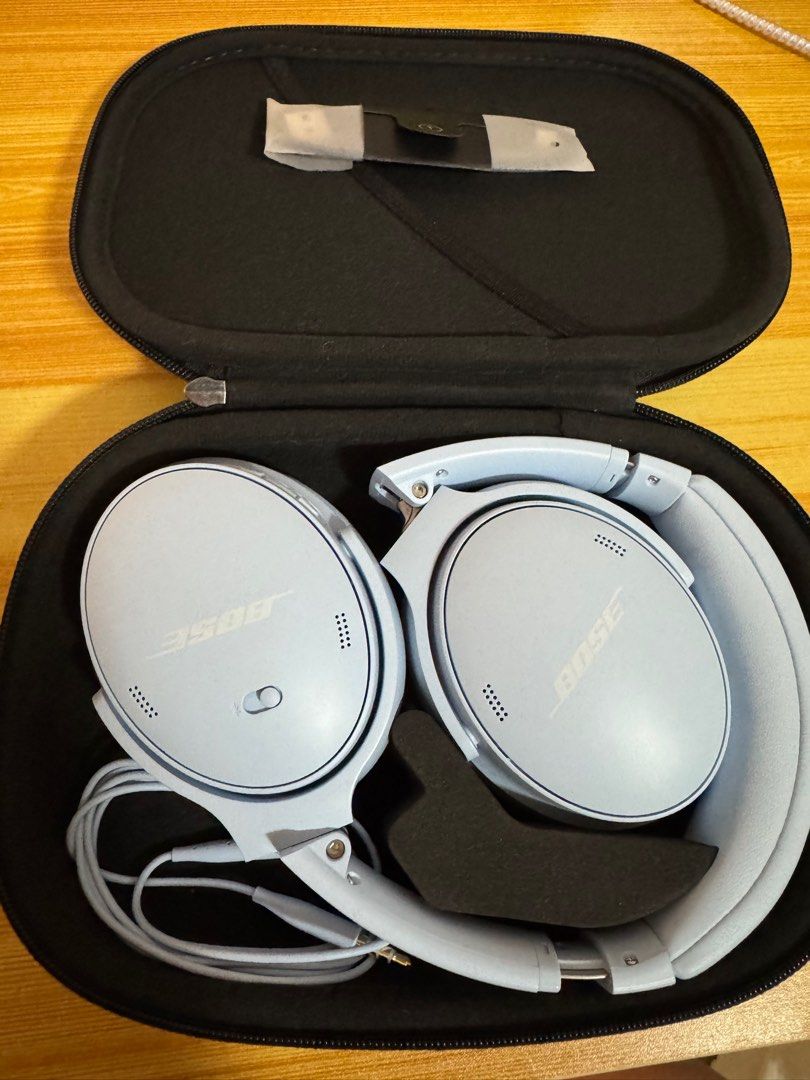 Bose QuietComfort Headphones (Moonstone) (Category: Headphones & Headsets) located in Singapore. Submitted by xinyiyeo9881187 (Listing ID 1369836128, Image 2). Description: Excellent condition (99% new) with 1-year warranty – meet-up deal!.