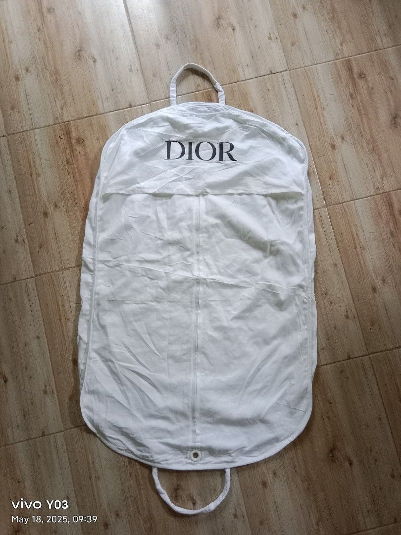 CHRISTIAN DIOR GARMENT BAG (Category: Luxury Bags & Wallets) located in Buenavista. Submitted by lairdmixitems (Listing ID 1369690428, Image 1). Description: CHRISTIAN DIOR GARMENT BAG LIKE NEW CONDITION NO ISSUE/ NO FLAWS.