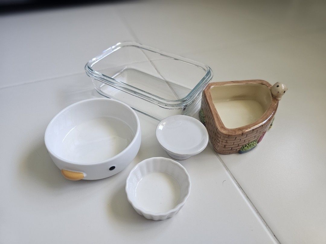 Feeding Dishes (Category: Homes & Other Pet Accessories) located in Singapore. Submitted by smiley84 (Listing ID 1369685157, Image 1). Description: .
