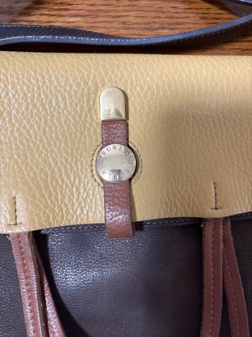Furla Crossbody Bag (Category: Cross-body Bags) located in Muntinlupa City. Submitted by rmsalberto (Listing ID 1369704799, Image 3). Description: Furla Bag Guaranteed authentic Guaranteed leather Convertible to small and big bag With dustbag With signs of use Shipping fee shouldered by buyer Pickup only at BGC or Muntinlupa .