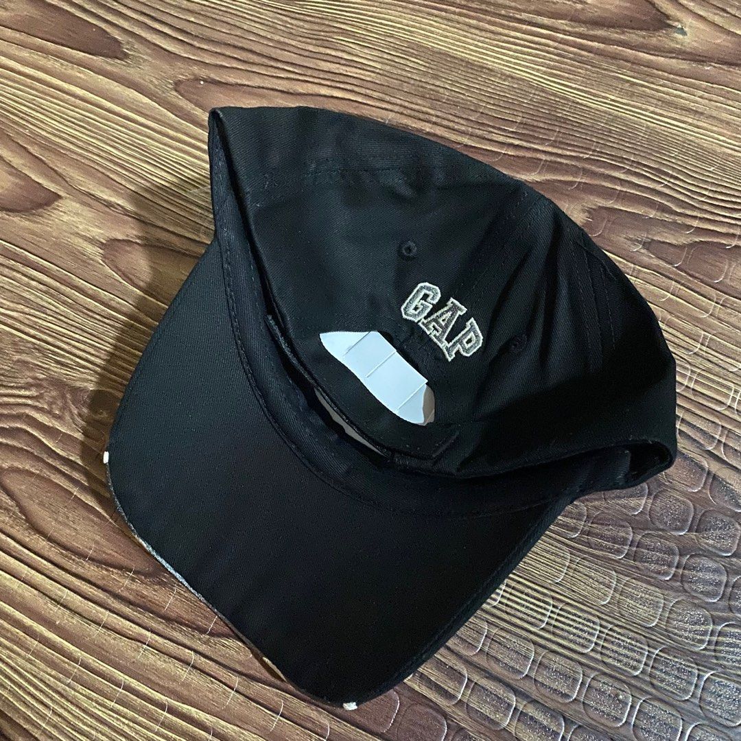 Gap x Yzy Flames Dadhat (Category: Caps & Hats) located in Manila. Submitted by jangskiiie (Listing ID 1369864355, Image 2). Description: Gap x Yzy Dadhat Flames Bnew condition .