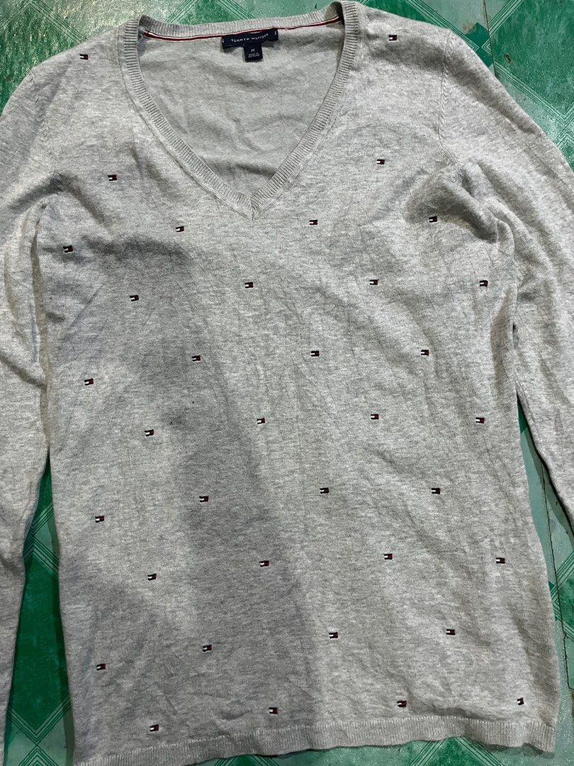KNITTED V NECK TOMMY HILFIGER SWEATER (Category: Others Tops) located in Murcia. Submitted by kenwoooo.bcd (Listing ID 1369776300, Image 3). Description: Tommy Hilfiger Grey Knit V Neck Logo Sweater Pullover Size M Cotton Measurements Length - 26 Width - 17 Sleeves - 25 UNLI VC/ VOUCH issue: Washable Stains Very good condition 📌 📍Loc: Bacolod City, Negros Occ..