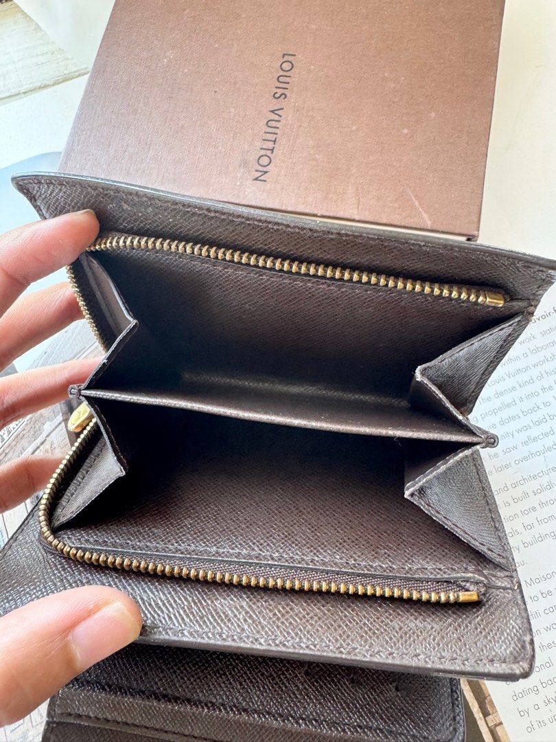 LOUIS VUITTON JOEY damier ebene (Category: Luxury Bags & Wallets) located in Cagayan de Oro. Submitted by moiobsession (Listing ID 1369789336, Image 3). Description: authentic.