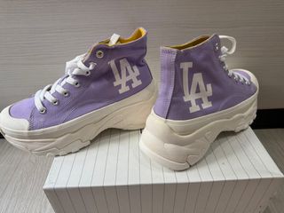 (Category: ) located in . Submitted by esneakers (Listing ID 1369703933, Image 1). Description: .