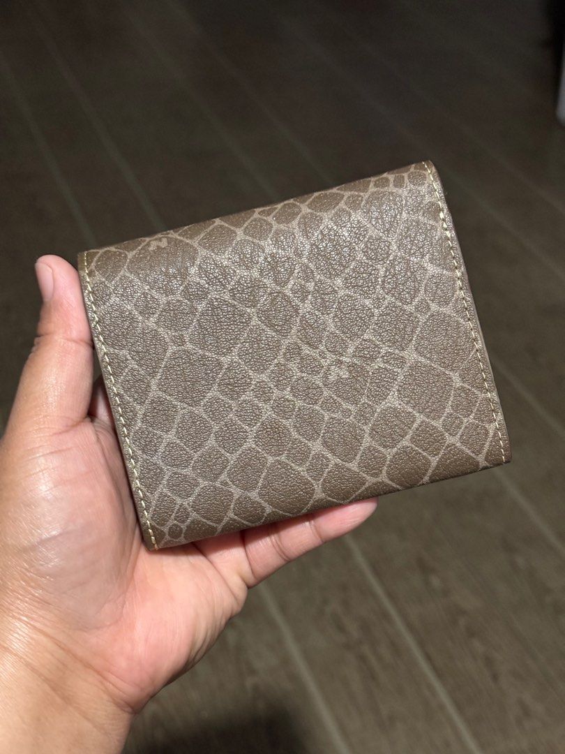 NINA RICCI SMALL COMPACT WALLET (Category: Wallets & Card holders) located in Naic. Submitted by bechie_ (Listing ID 1369871787, Image 2). Description: .