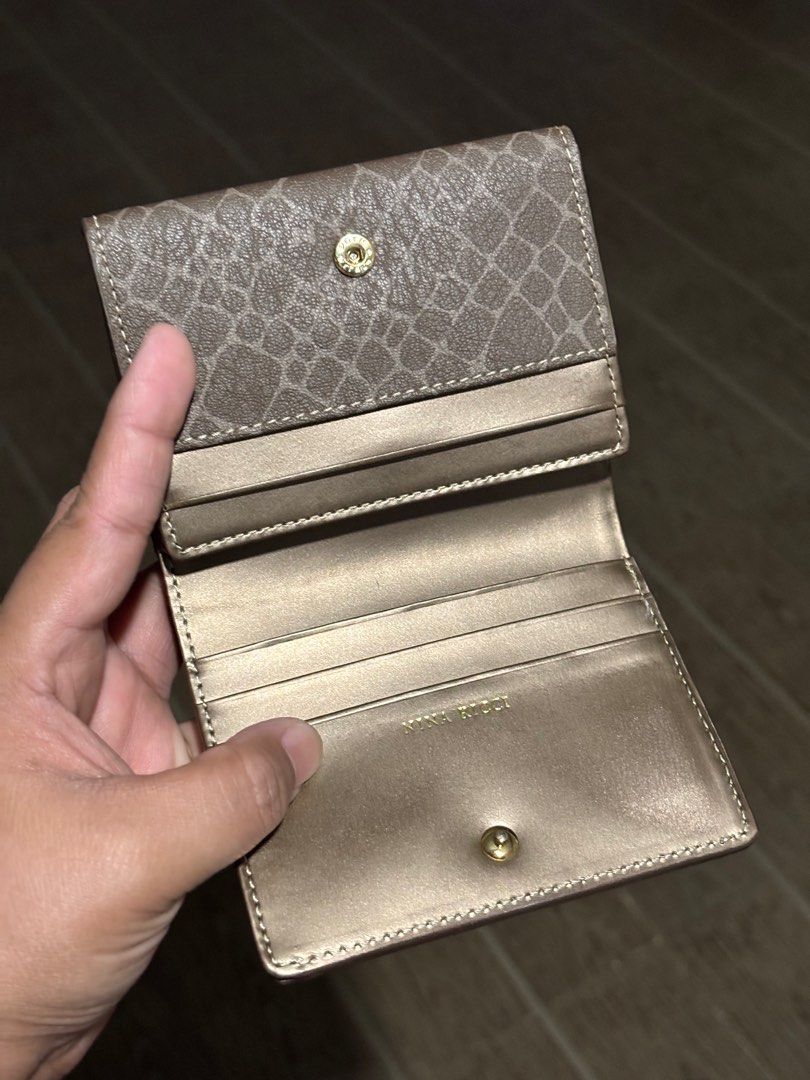 NINA RICCI SMALL COMPACT WALLET (Category: Wallets & Card holders) located in Naic. Submitted by bechie_ (Listing ID 1369871787, Image 3). Description: .