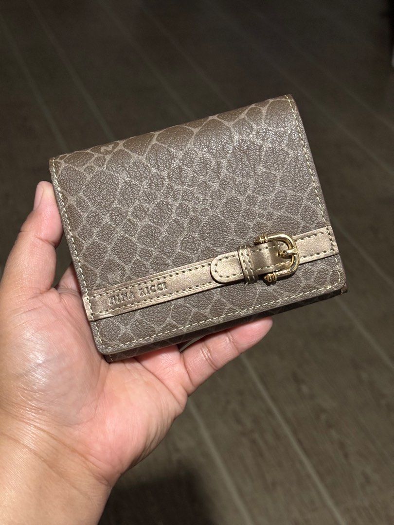 NINA RICCI SMALL COMPACT WALLET (Category: Wallets & Card holders) located in Naic. Submitted by bechie_ (Listing ID 1369871787, Image 1). Description: .