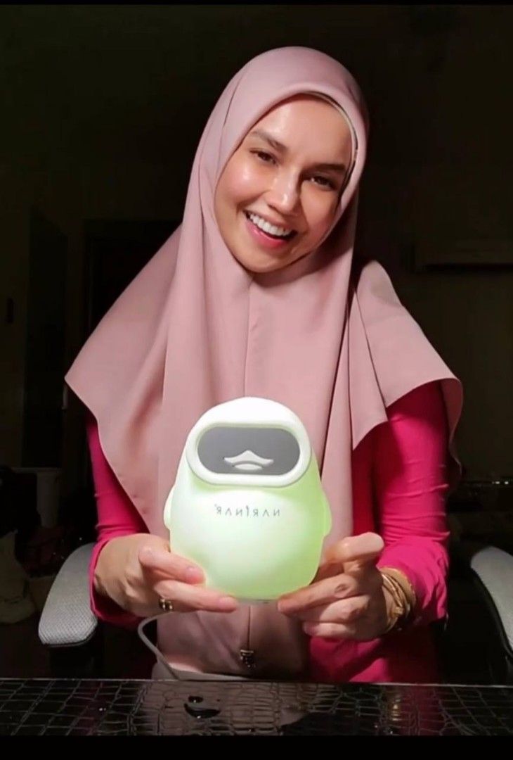 Pengu Diffuser + freegift (Category: Home Fragrance) located in Kuala Lumpur. Submitted by tyafird_ (Listing ID 1369845500, Image 2). Description: ORIGINAL FROM NARINAR MALAYSIA! STOCK CLEARANCE!! Spesifikasi Produk Kapasiti: 120ml Material: Silicone + ABS Berat: 350gm Input: DC-5V/1A Power: 5W Kawasan Penggunaan: 10-30m OFF Serta merta: Ya, secara automatik apabila air dalam tangki Pengu berkurang ke paras minimum Warranty: 100 hari dari tarikh 