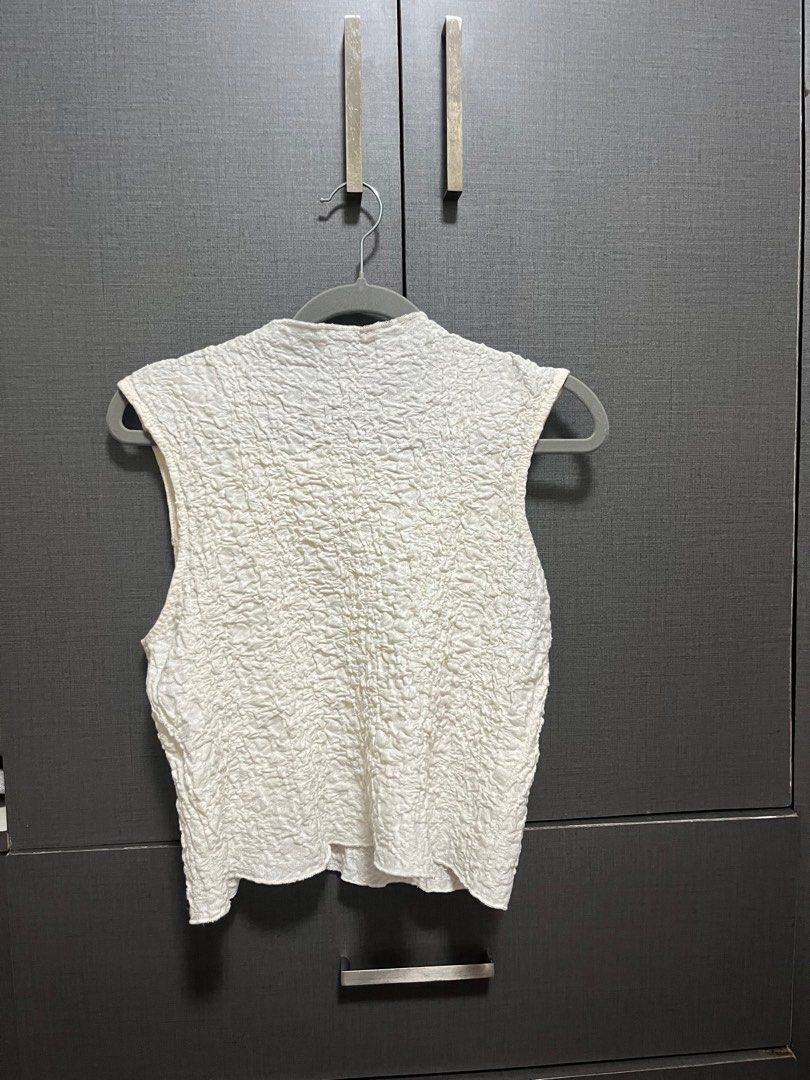 Stradivarius Textured Top (Category: Sleeveless) located in Makati City. Submitted by _makeroom (Listing ID 1369828793, Image 1). Description: .