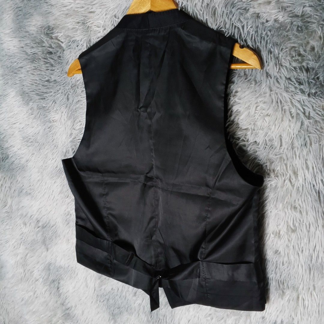 Tom Ford Light Wool Button-Down Vest(Authentic) (Category: Vests) located in Malasiqui. Submitted by drie_findss (Listing ID 1369752967, Image 3). Description: Tom Ford Light Wool Button-Down Vest(Authentic) ______________________ Size: 50 on tag (Measured by INCHES) Width: 20 Length: 22 Condition: EXCELLENT Color Rate: 10/10 Issue: none "Colors may vary due to lightning" "Swipe to see more details of piece and appreciate♥️" _____________________