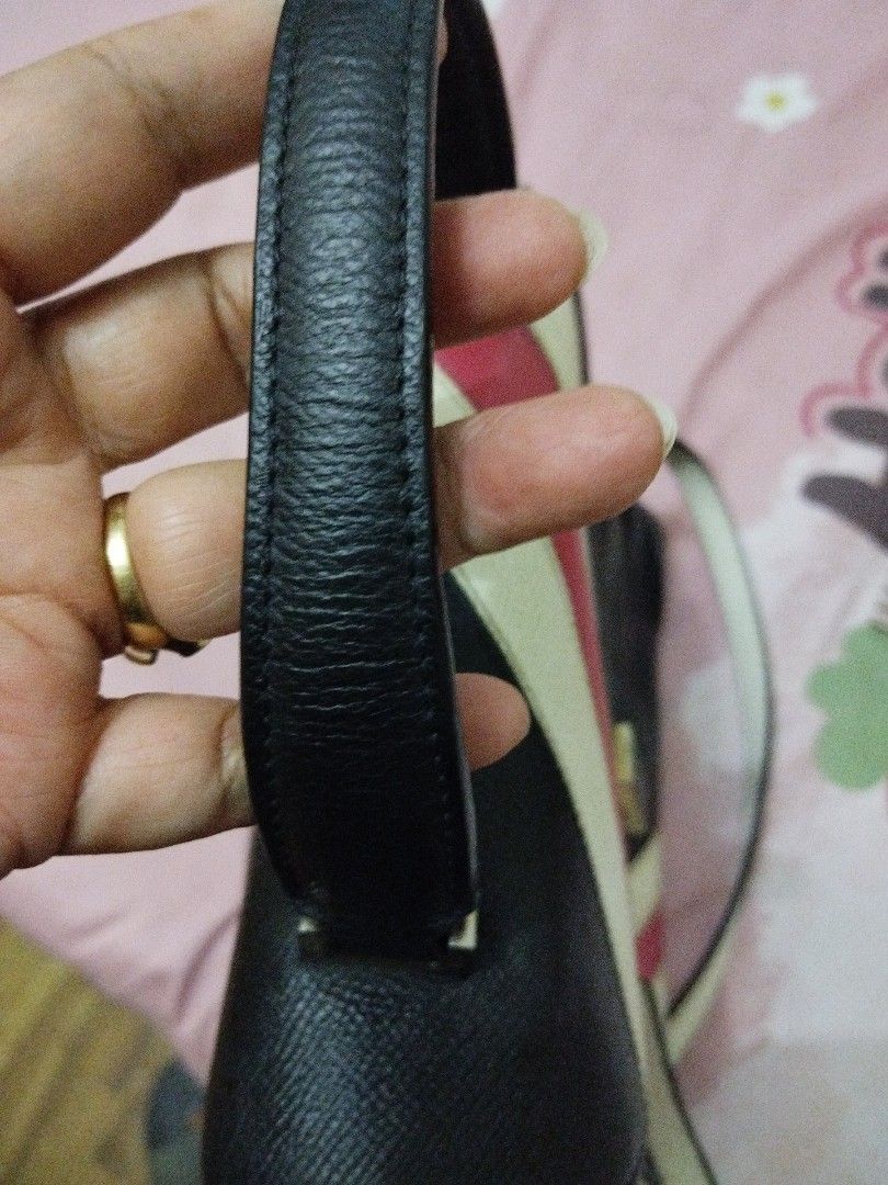 Valextra medium bag (Category: Luxury Bags & Wallets) located in Makati City. Submitted by fiercewind.7bf54e (Listing ID 1369796045, Image 3). Description: authentic coded replaced zipper puller but with extra puller sa last pic.