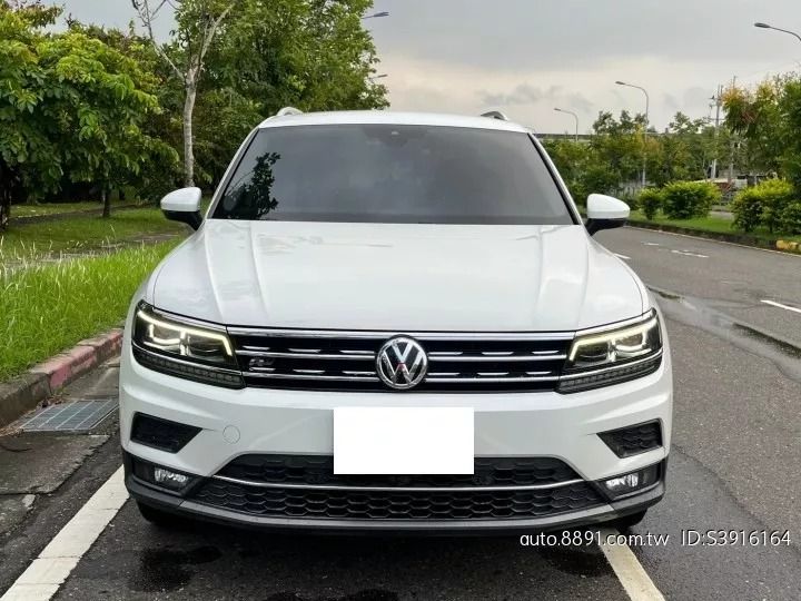 由 usedcarsales (刊登 ID 1369737437，圖片 1) 提交，位於 高雄市 (Kaohsiung) 的 VOLKSWAGEN TIGUAN 📌預算有限也能入主歐系SUV 2020年款 🎊 車輛流動快 請先預約 車商勿擾 (類別：汽車出售)，說明：⭐️廠牌車款▸VOLKSWAGEN TIGUAN ⭐️實際里程▸ 6萬公里 ⭐️引擎燃料▸ 1.4L 汽油 ⭐️變速系統▸手自排 ⭐️驅動方式▸2WD ⭐️乘客數▸5門5座 ⭐️顏色▸白色 本公司皆為車商販售非自售 每一輛車皆有第三方鑑定書 車輛數多 流通率高 價格自然可壓低 !!!! ⭕五大保證 ✔️非重大事故／非來路不明／產權清楚 ✔️非泡水車 ✔️非接合車（車體結構完整） ✔️無引擎變造無車身變造 📌五大保固📌 🔎引擎 🔎變速箱 🔎發電機 🔎起動馬達 🔎方向機 ⭕可車換車⭕代客找車 ⭕可貸款分期 🔺賣場為車商源頭大盤商，好車皆在出清中 🔺價格皆是市售中古車收車價 📱歡迎來電預約諮詢了解車況賞車 