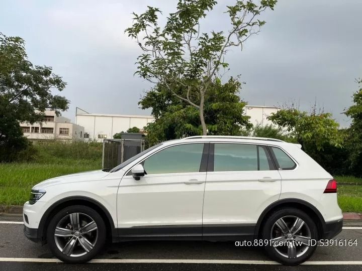 由 usedcarsales (刊登 ID 1369737437，圖片 3) 提交，位於 高雄市 (Kaohsiung) 的 VOLKSWAGEN TIGUAN 📌預算有限也能入主歐系SUV 2020年款 🎊 車輛流動快 請先預約 車商勿擾 (類別：汽車出售)，說明：⭐️廠牌車款▸VOLKSWAGEN TIGUAN ⭐️實際里程▸ 6萬公里 ⭐️引擎燃料▸ 1.4L 汽油 ⭐️變速系統▸手自排 ⭐️驅動方式▸2WD ⭐️乘客數▸5門5座 ⭐️顏色▸白色 本公司皆為車商販售非自售 每一輛車皆有第三方鑑定書 車輛數多 流通率高 價格自然可壓低 !!!! ⭕五大保證 ✔️非重大事故／非來路不明／產權清楚 ✔️非泡水車 ✔️非接合車（車體結構完整） ✔️無引擎變造無車身變造 📌五大保固📌 🔎引擎 🔎變速箱 🔎發電機 🔎起動馬達 🔎方向機 ⭕可車換車⭕代客找車 ⭕可貸款分期 🔺賣場為車商源頭大盤商，好車皆在出清中 🔺價格皆是市售中古車收車價 📱歡迎來電預約諮詢了解車況賞車 