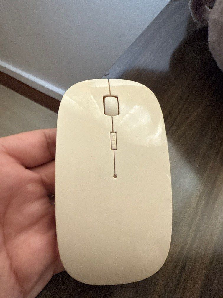 Wireless mouse (Category: Mouse & Mousepads) located in Singapore. Submitted by sahaso (Listing ID 1369713268, Image 1). Description: Wireless mouse Working fine.