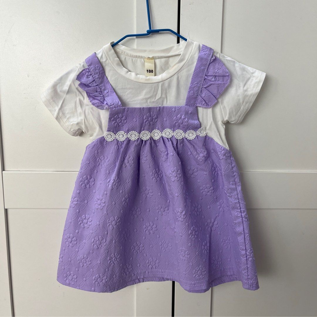 由 az0001 (刊登 ID 1369984529，圖片 1) 提交，位於 高雄市 (Kaohsiung) 的 女童洋裝（100cm) (類別：嬰兒及兒童流行時尚)，說明：領口有汙漬，不介意再下單喔！。