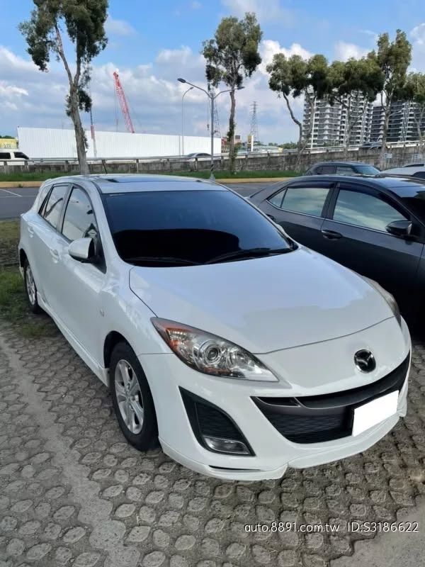 由 xuy540961358 (刊登 ID 1369928273，圖片 2) 提交，位於 高雄市 (Kaohsiung) 的 2012 Mazda 3 🎊 車輛流動快 請先預約 車商勿擾 (類別：汽車出售)，說明：Mazda 3 2012款 白色 🎊 車輛流動快 請先預約 車商勿擾 限量出售 要買要快 全車保證無事故❌無變造❌無泡水❌ 同行勿擾!!!!!!!!!!!!!!!!! ❃ 廠牌：Mazda ❃ 型號：3 ❃ 年份：2012 ❃ 車色：白色 ❃ 排氣量：1.6L ❃ 里程：100000km ❃ 變速系統：自排 ❃ 引擎燃料：汽油 ❃ 驅動方式：2WD ❃ 乘客數：5門5座 ❃ 售價：10萬 安全配備： Keyless免匙系統 防盜系統 安全氣囊 ABS防鎖死 舒適配備： 多功能方向盤 恆溫空調 倒車雷達 LED頭燈 電動天窗 【最具公信力第三方認證車/優選車況】 認證中古車百百種，妳/你看懂哪一種 想要便宜又具法律效益認證的中古車， 所有車款不怕你問，就怕你找錯人。 【消費找