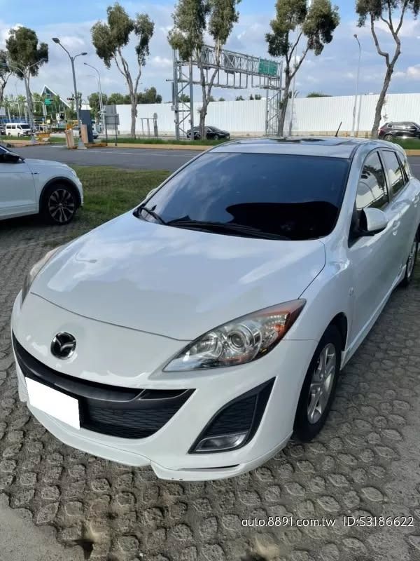 由 xuy540961358 (刊登 ID 1369928273，圖片 3) 提交，位於 高雄市 (Kaohsiung) 的 2012 Mazda 3 🎊 車輛流動快 請先預約 車商勿擾 (類別：汽車出售)，說明：Mazda 3 2012款 白色 🎊 車輛流動快 請先預約 車商勿擾 限量出售 要買要快 全車保證無事故❌無變造❌無泡水❌ 同行勿擾!!!!!!!!!!!!!!!!! ❃ 廠牌：Mazda ❃ 型號：3 ❃ 年份：2012 ❃ 車色：白色 ❃ 排氣量：1.6L ❃ 里程：100000km ❃ 變速系統：自排 ❃ 引擎燃料：汽油 ❃ 驅動方式：2WD ❃ 乘客數：5門5座 ❃ 售價：10萬 安全配備： Keyless免匙系統 防盜系統 安全氣囊 ABS防鎖死 舒適配備： 多功能方向盤 恆溫空調 倒車雷達 LED頭燈 電動天窗 【最具公信力第三方認證車/優選車況】 認證中古車百百種，妳/你看懂哪一種 想要便宜又具法律效益認證的中古車， 所有車款不怕你問，就怕你找錯人。 【消費找