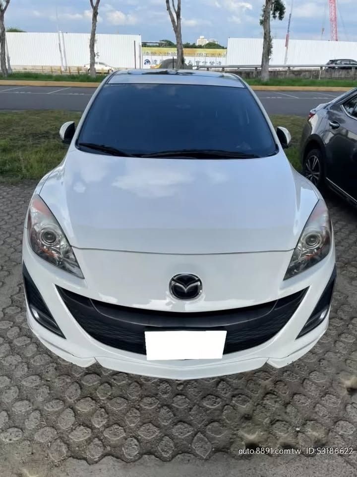 由 xuy540961358 (刊登 ID 1369928273，圖片 1) 提交，位於 高雄市 (Kaohsiung) 的 2012 Mazda 3 🎊 車輛流動快 請先預約 車商勿擾 (類別：汽車出售)，說明：Mazda 3 2012款 白色 🎊 車輛流動快 請先預約 車商勿擾 限量出售 要買要快 全車保證無事故❌無變造❌無泡水❌ 同行勿擾!!!!!!!!!!!!!!!!! ❃ 廠牌：Mazda ❃ 型號：3 ❃ 年份：2012 ❃ 車色：白色 ❃ 排氣量：1.6L ❃ 里程：100000km ❃ 變速系統：自排 ❃ 引擎燃料：汽油 ❃ 驅動方式：2WD ❃ 乘客數：5門5座 ❃ 售價：10萬 安全配備： Keyless免匙系統 防盜系統 安全氣囊 ABS防鎖死 舒適配備： 多功能方向盤 恆溫空調 倒車雷達 LED頭燈 電動天窗 【最具公信力第三方認證車/優選車況】 認證中古車百百種，妳/你看懂哪一種 想要便宜又具法律效益認證的中古車， 所有車款不怕你問，就怕你找錯人。 【消費找
