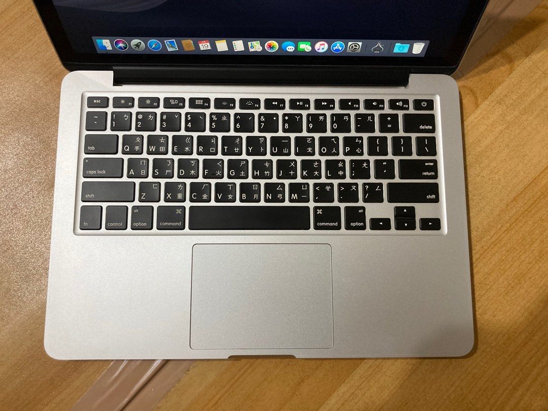 由 chang12344321 (刊登 ID 1369995999，圖片 3) 提交，位於 台北市 (Taipei) 的 2014 MacBook Pro 8G 256G 銀色 (類別：桌上電腦或筆記型電腦)，說明：功能蓄電都正常 good condition 。