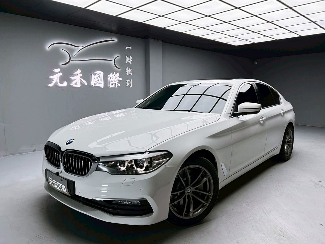 由 abc900616 (刊登 ID 1369986667，圖片 1) 提交，位於 新北市 (New Taipei) 的 2017 G30 BMW 5-Series Sedan(NEW) 530i Luxury 2.0 汽油 金屬白 (類別：汽車出售)，說明：🚗2017 G30 BMW 5-Series Sedan(NEW) 530i Luxury 2.0 汽油 金屬白 ⚠️來買車找阿吉 專業出擊⚠️ ✅里程保證：60000公里 ✨找阿吉甜甜價：99.8萬（新車售價320萬） ☎️24H服務：0980-528-993 記得找阿吉！（同Line） ❗️截圖來店找阿吉，讓阿吉有個服務的機會❗️ 「找阿吉全館全車系不限年份里程贈188天保固+開立足額發票」 ✨渦輪增壓/直列四缸/後輪驅動、進口舒適科技中型房車、環景影像/雙前電動座椅/電動天窗、實跑6萬公里保證！ 🔥重點配備：前後霧燈、後視鏡方向燈、LED日行燈/頭燈、電動天窗、方向盤快控鍵、換檔撥片、雙區恆溫、雙前電動記憶座椅、後座出風口