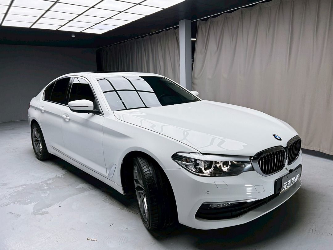 由 abc900616 (刊登 ID 1369986667，圖片 2) 提交，位於 新北市 (New Taipei) 的 2017 G30 BMW 5-Series Sedan(NEW) 530i Luxury 2.0 汽油 金屬白 (類別：汽車出售)，說明：🚗2017 G30 BMW 5-Series Sedan(NEW) 530i Luxury 2.0 汽油 金屬白 ⚠️來買車找阿吉 專業出擊⚠️ ✅里程保證：60000公里 ✨找阿吉甜甜價：99.8萬（新車售價320萬） ☎️24H服務：0980-528-993 記得找阿吉！（同Line） ❗️截圖來店找阿吉，讓阿吉有個服務的機會❗️ 「找阿吉全館全車系不限年份里程贈188天保固+開立足額發票」 ✨渦輪增壓/直列四缸/後輪驅動、進口舒適科技中型房車、環景影像/雙前電動座椅/電動天窗、實跑6萬公里保證！ 🔥重點配備：前後霧燈、後視鏡方向燈、LED日行燈/頭燈、電動天窗、方向盤快控鍵、換檔撥片、雙區恆溫、雙前電動記憶座椅、後座出風口